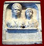 017. Stele funeraire d'une mere et son fils  (110-120 p.C).jpg